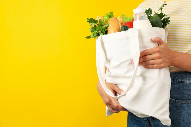 Foto la donna tiene la borsa con cibo diverso