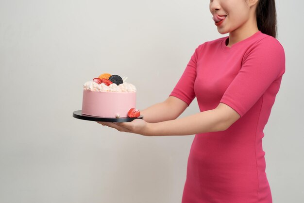 여자는 손에 생일 케이크를 들고 있다