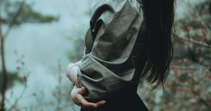 Photo 女性が腕に手を握っている