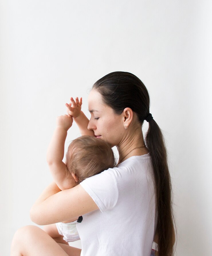 Photo 女性は、白い背景、クローズアップで小さな子供、母と子を保持します。こどもの日、母の日