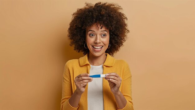 Foto una donna tiene una siringa con un marcatore blu nelle mani