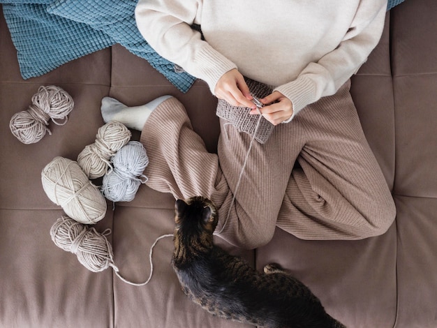 Photo woman at home knitting close up