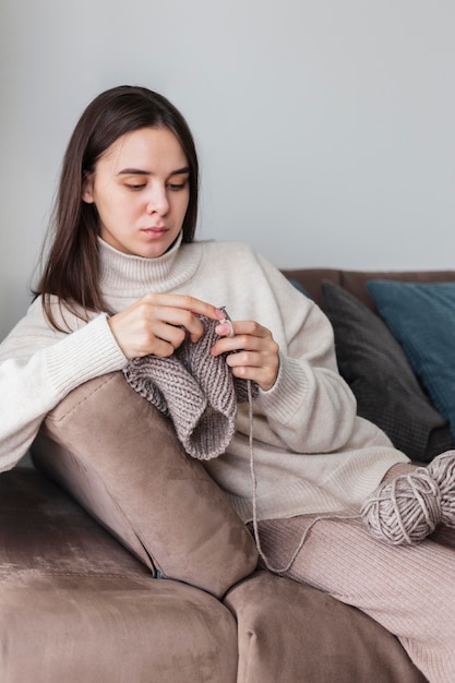 Photo woman at home knitting