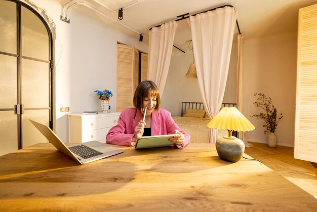 Photo woman in home office