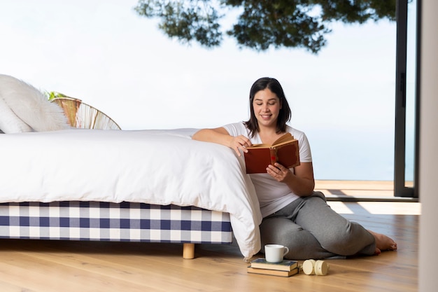 Photo woman at home reading