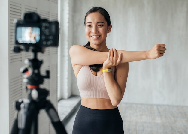 Foto streaming domestico della donna mentre fa sport