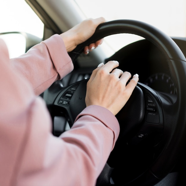 車を警戒する女性