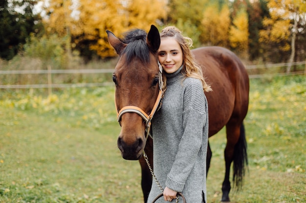 ランチョで馬に乗った女性。乗馬、趣味の時間。動物と人間の概念