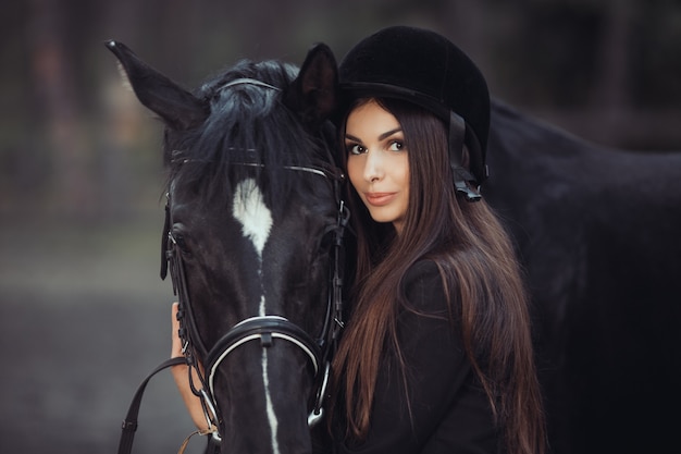 Photo woman and horse in riding school