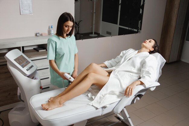 Photo a woman in a hospital bed is holding a controller that says  no