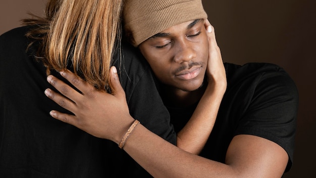 Photo woman hugging african man