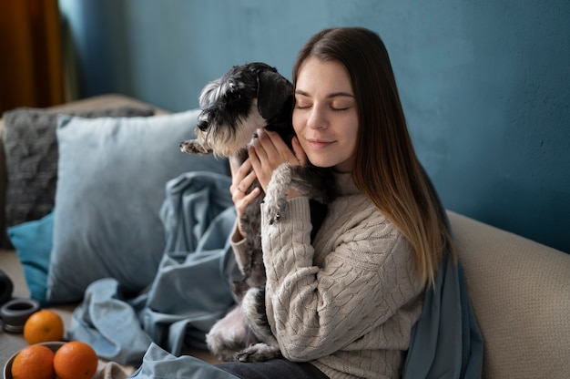 Foto donna che abbraccia il suo animale domestico