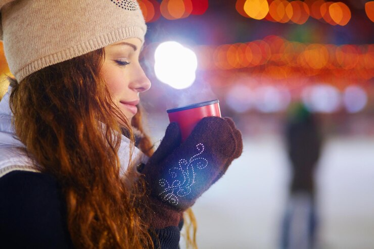 Photo woman ice rink and happy in night with coffee steam or smell aroma on winter vacation girl happiness or warm drink for cup of matcha espresso or latte for energy for exercise fitness or holiday