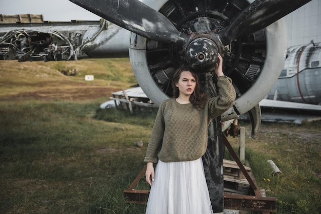 Photo woman in iceland near plane