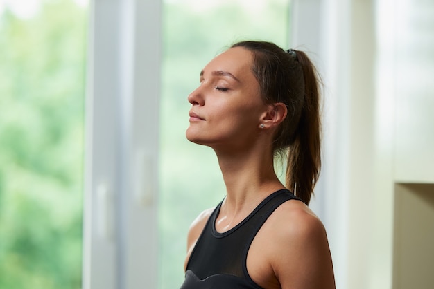 写真 黒のトレーニングタイトトップの女性