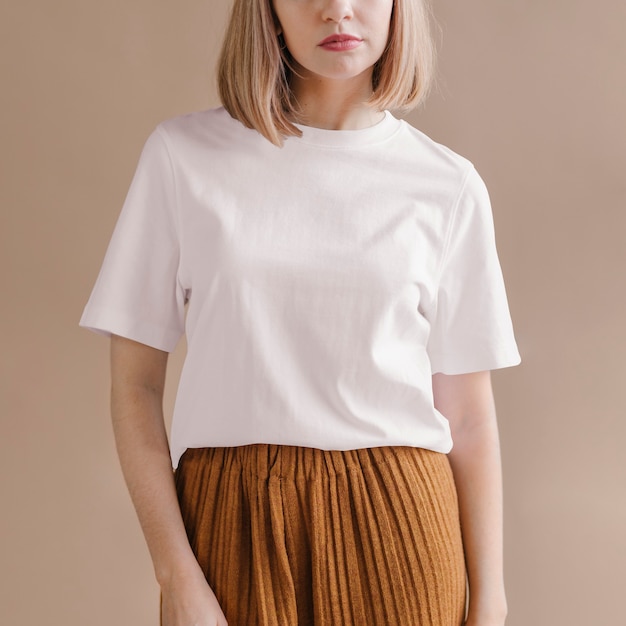 흰색 티셔츠 소셜 광고 템플릿을 입은 여성