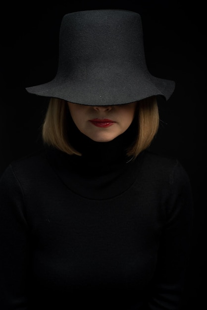 Фото Женщина в черном платье и черной шляпе