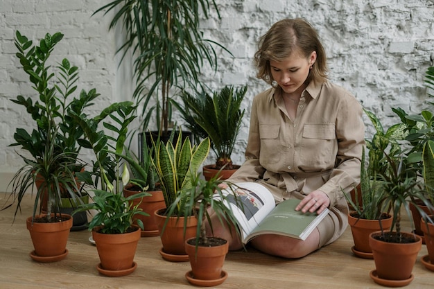 Фото Женщина в коричневой рубашке с пуговицами читает книгу фото