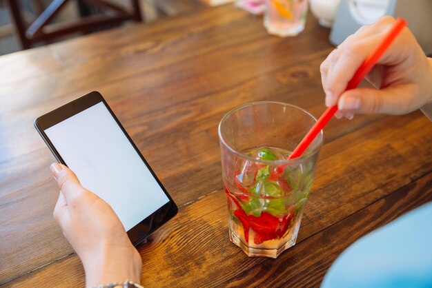 写真 カフェで冷たい飲み物を飲んでいる女性