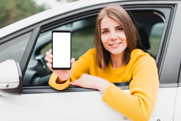 Фото Женщина в машине, показывая экран телефона