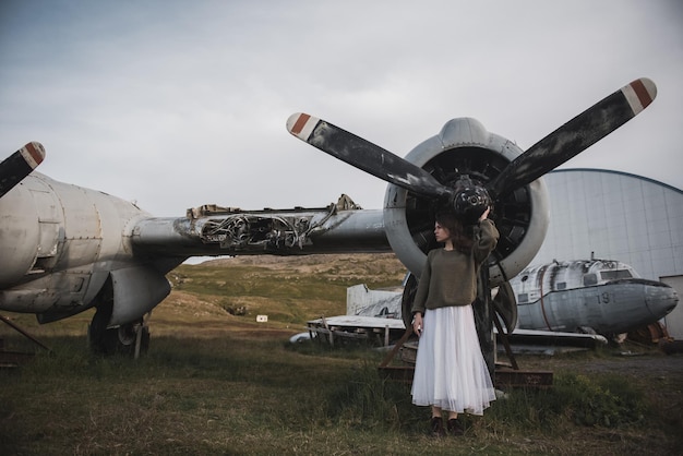 Фото Женщина в исландии возле самолета