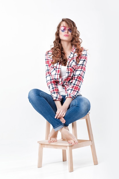 Фото Женщина в джинсовой клетчатой рубашке и солнцезащитных очках