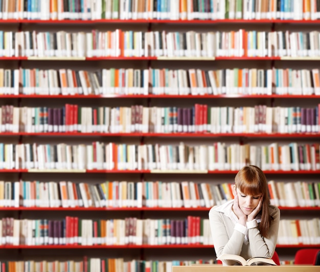 写真 図書館の女性