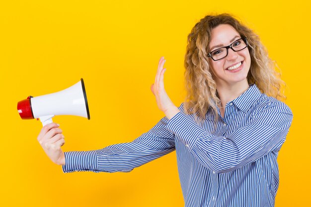 写真 スピーカーとシャツの女性