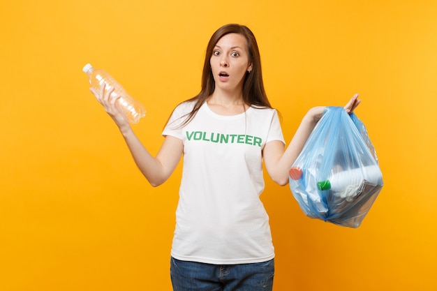 Женщина в футболке волонтер, мешок для мусора, изолированные на желтом фоне. добровольная бесплатная помощь, благотворительность. проблема загрязнения окружающей среды. остановите концепцию защиты окружающей среды мусора природы.