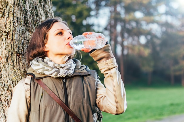 写真 公園の水を飲む女性