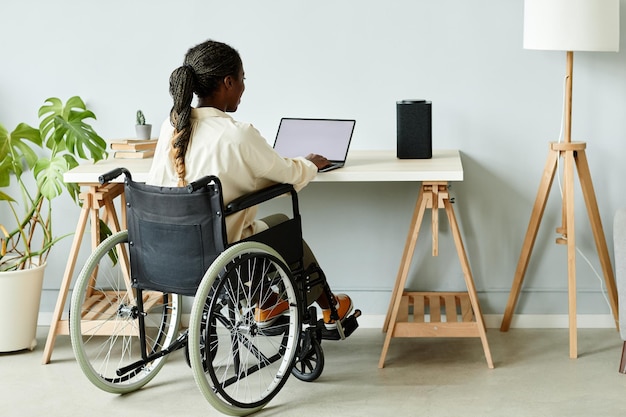 휠체어를 타고 집에서 일하는 여성 미니멀리즘