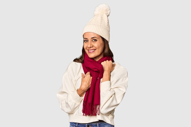Фото Женщина в зимней шляпе и шарфе в студии