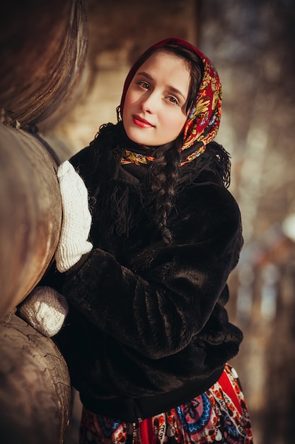 Фото Женщина в зимней деревне, холодная погода