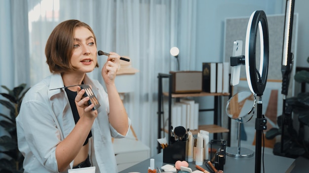 Фото Женщина-инфлюенсер снимает в прямом эфире влог видео обзор макияжа prim социальный