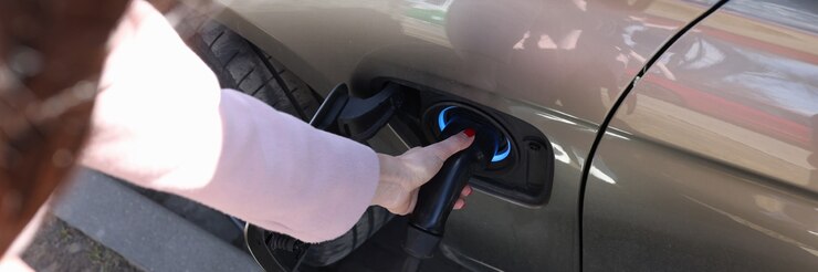 Photo 자동차 근접 촬영에 충전기를 삽입하는 여자