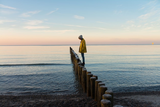 Foto donna in introspezione al mare