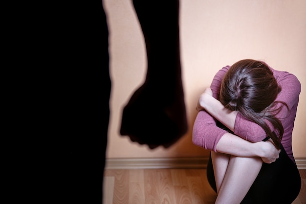 La donna ha paura della violenza domestica persone irriconoscibili concetto foto di violenza domestica abuso di donne e uomini violenza messa a fuoco selettiva un uomo minaccia con il pugno