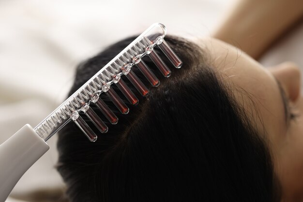Женщина делает процедуры по укреплению волос. Концепция восстановления волосяных фолликулов