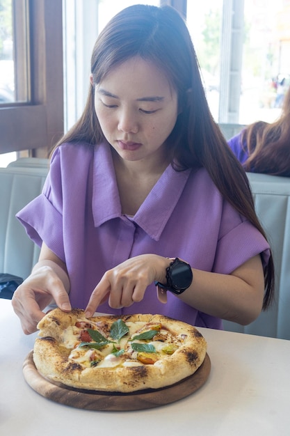 Foto una donna sta mangiando una pizza con le mani