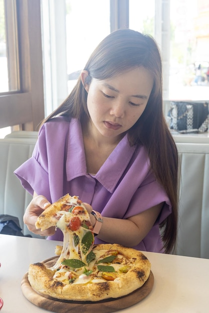 Foto una donna sta mangiando una pizza con le mani