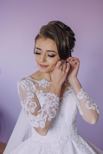 結婚式のドレスを着る準備をしている女性