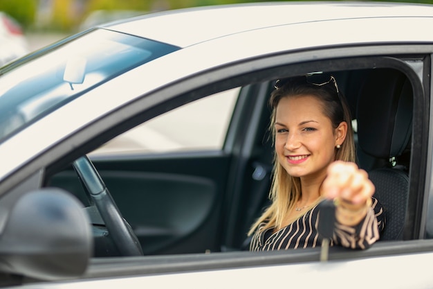 女性は自動車を購入して満足しています