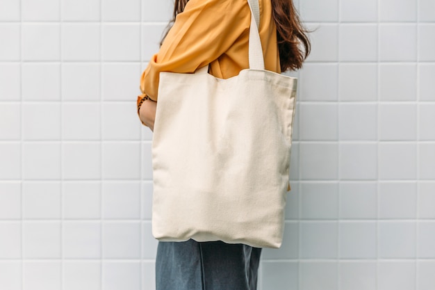 Женщина держит сумку холст ткани