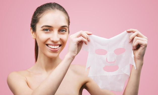 Женщина держит питательную маску для омоложения и устранения дефектов