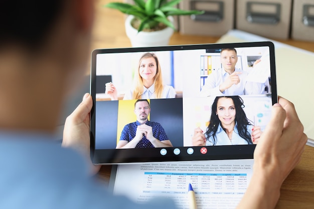 La donna sta tenendo una conferenza online tramite il lavoro remoto del tablet e il concetto di briefing