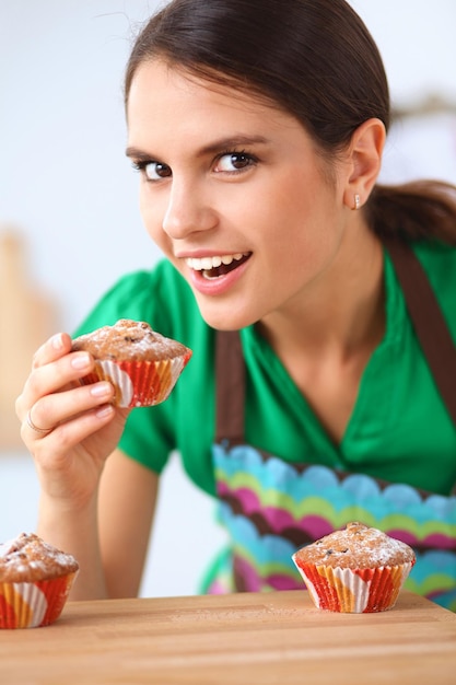 女性は台所でケーキを作っています