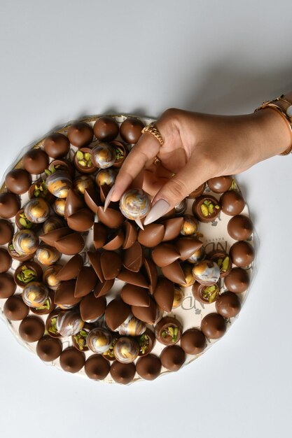 Foto una donna sta raccogliendo un uovo di pasqua ricoperto di cioccolato.