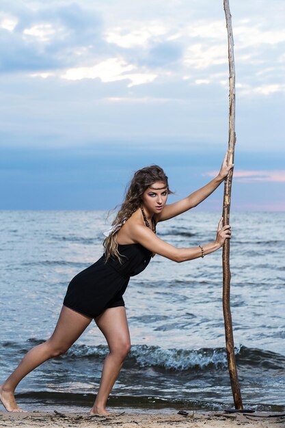 Photo woman is posing with a stick