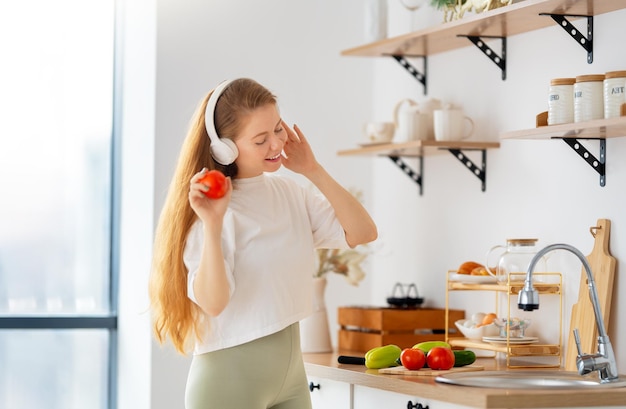 女性は適切な食事を準備しています