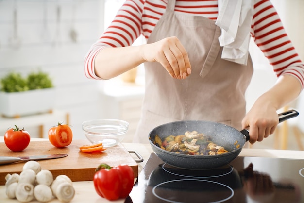 女性は適切な食事を準備しています